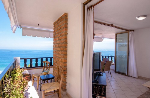 Amapas Condo | Beachfront condo,wrap around balcony ,heart of the Romantic Zone/Puerto Vallarta