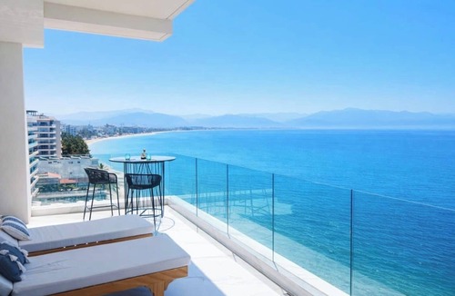 Bucerias Condo | Beachfront Luxury Penthouse in Mar Azul in Bucerias | Sleeps 6 | 2BR/2.5BA 🌊 Stay in style at this stunning brand-new beachfront penthouse in Bucerías. With 2 bedrooms plus a loft, 2.5 bathrooms, and 3 beds, this beautifully designed space