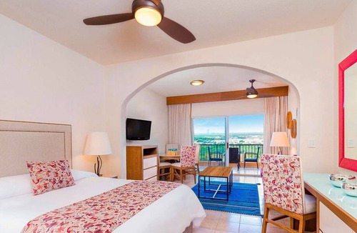 Los Cabos Resort | Beachfront resort located within walking distance of downtown & the iconic Arch
