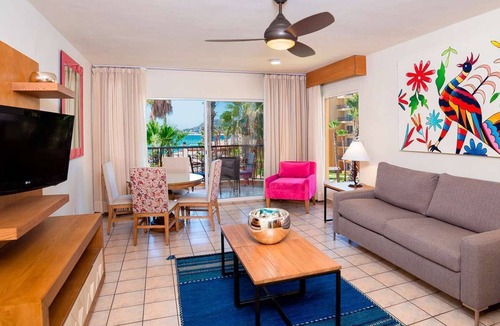 Los Cabos Resort | Beachfront resort located within walking distance of downtown & the iconic Arch