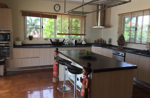 Nong Prue House | Beautiful 5 Bedroom house in a secure Pattaya village , + private swimming pool
