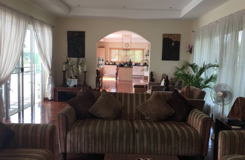 Nong Prue House | Beautiful 5 Bedroom house in a secure Pattaya village , + private swimming pool