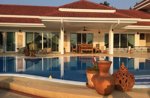 Nong Prue House | Beautiful 5 Bedroom house in a secure Pattaya village , + private swimming pool