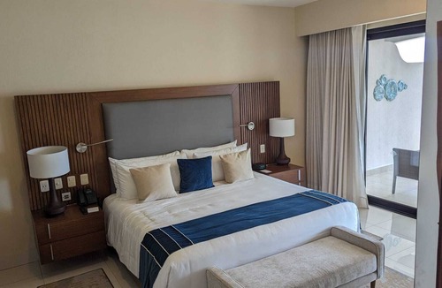El Tezal Resort | Beautiful resort in Cabo San Lucas with spa, gym, lazy river, infinity pool