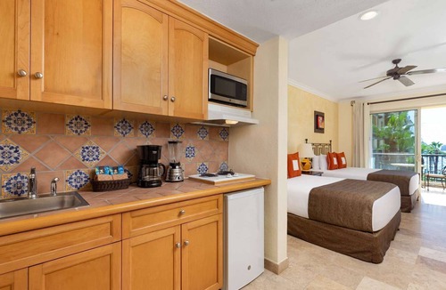 Cabo San Lucas Resort | Best Resort in Cabo, Right on Medano Beach, Wonderful Staff, Gourmet Dining, spa