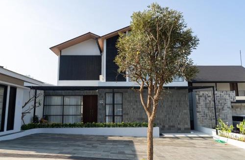 Bandung Villa | Beverly Hill Mountain City View Villa 8 bedrooms with a private heated swimming pool and a movie room