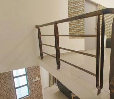 Ulu Tiram House | Big Homestay 7Beds 4Rooms & 4Baths Gated Guarded Landed 2 Storey House