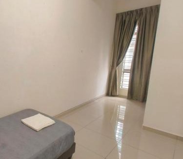 Ulu Tiram House | Big Homestay 7Beds 4Rooms & 4Baths Gated Guarded Landed 2 Storey House