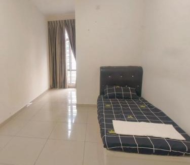 Ulu Tiram House | Big Homestay 7Beds 4Rooms & 4Baths Gated Guarded Landed 2 Storey House