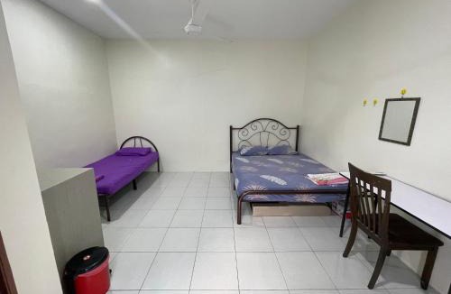 Gua Hotel | Bilik 3 Katil Single Aircond Pekan