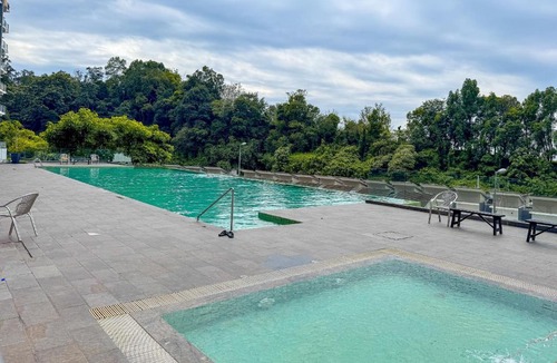 Larut Apartment | Black White 3BR Condo near Taiping Lake Garden Zoo with Netflix WiFi