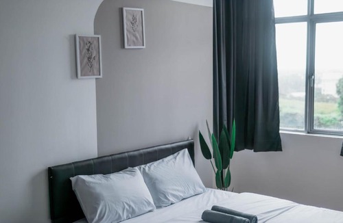 Larut Apartment | Black White 3BR Condo near Taiping Lake Garden Zoo with Netflix WiFi