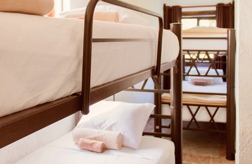 Alfredo V. Bonfil Hostel | Boom Feel, Hostal Bonito En Cancún México tropical rom