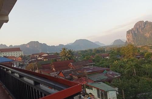 Vang Vieng Hotel | Bountang Mountain View Riverside Hotel
