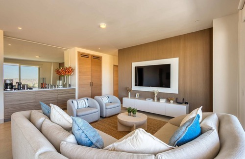 El Tezal Condo | Bright coastal condo with ocean-view balcony, gym, pools, BBQ & kid’s park