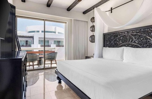 Zona Hotelera Resort | Cabo Azul 1BR Pool View – Balcony Living, Beach Access & Resort Style