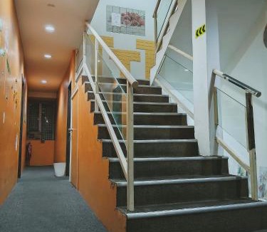 Taman Pertama Hotel | Cahaya Hanson BilikXpert