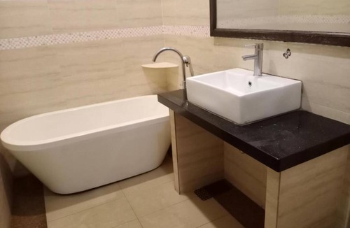 Jambu Hotel | Capital O 90653 Maxwell Inn Boutique Hotel