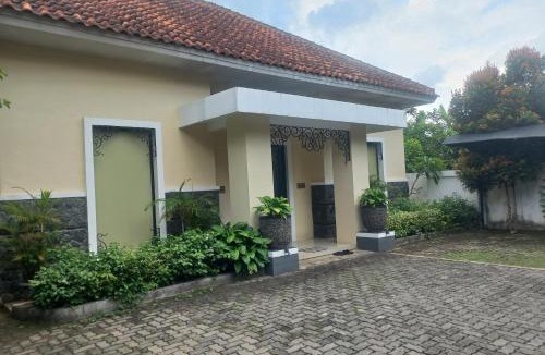 Purwokerto Hotel | Capital O 93872 Natura Guest House Syariah Near alun alun kota purwokerto