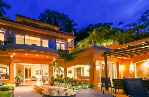 South Shore Hotel Area Villa | Casa Caleta - Luxurious Toes-In-The-Sand 6-Bedroom - With Chef - Bespoke Villa!