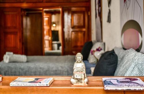 De La Merced House | Casa Nazimova Indigo Room