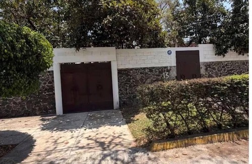 Jiutepec House | Casa rústica en Jiutepec con alberca, jardín y asador ideal para descansar.