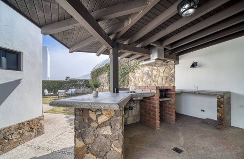 King Coronita House | Casa Raquel 12 ppl, 5 BD, prime location, steps from Coral y Marina gated com