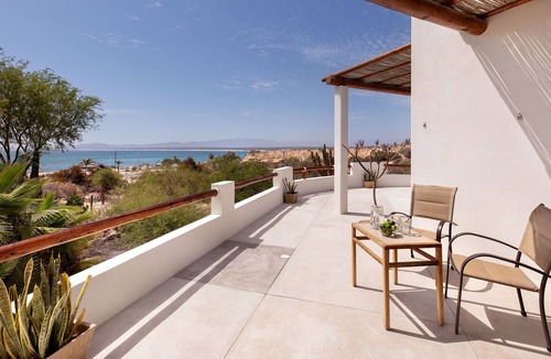 La Ventana Apartment | Casa Tako 1, CLEAN modern studio unit, 5 minutes walk to kite launch beach.