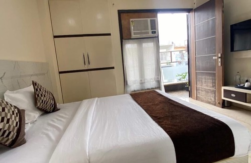 Patel Nagar Bed & Breakfast | Cassava Stay