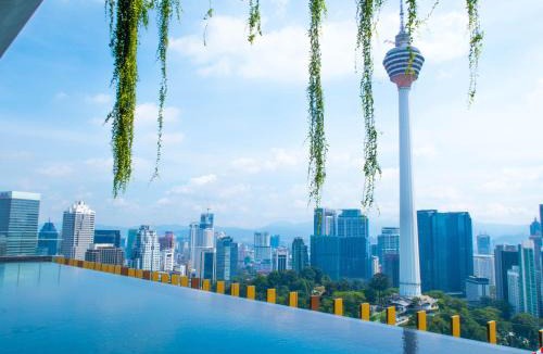 Golden Triangle Apartment | Ceylonz Suites KLCC Rooftop Infinity Pool KL Tower View