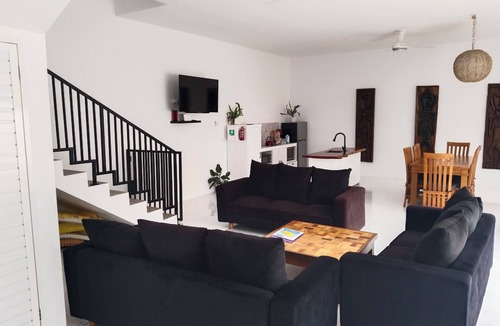 Senggigi House | Charming 3-bedroom villa with AC and WiFi in serene Nusa Tenggara Bar