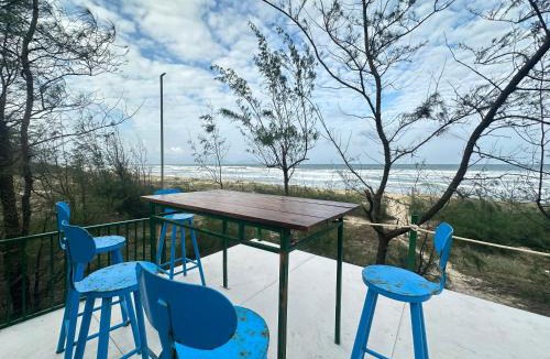 Dien Duong House | Charming and Spacious Beach Homestay 4 Rooms 1 Pool Entire Palace