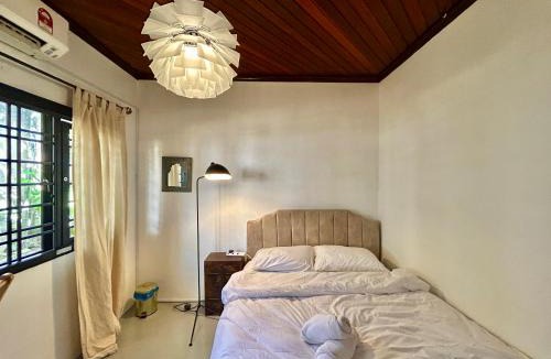 Tunku House | Chic Double Room Shared Bungalow near LRT SS1 PJ