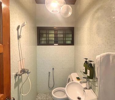 Tunku House | Chic Double Room Shared Bungalow near LRT SS1 PJ