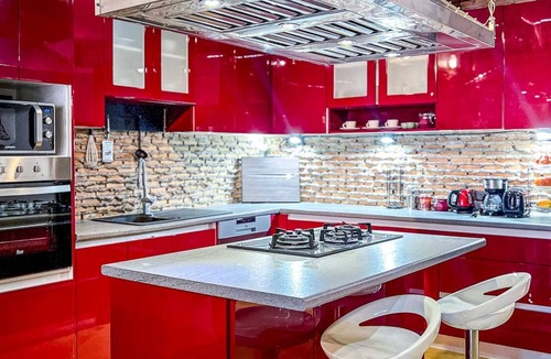 Old City House | Chic Townhouse in Old City Chefs Kitchen Walk to Sunday Market , Thapae Gate