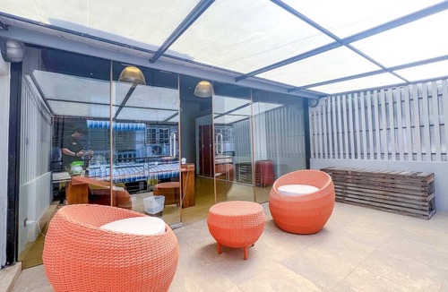 Old City House | Chic Townhouse in Old City Chefs Kitchen Walk to Sunday Market , Thapae Gate