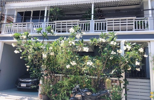 Bang Lamphu Lang Villa | city centre near the beach villa