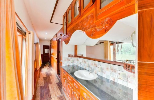 Thanneermukkom Boat Rental | Classy/well-furnished White house,Alleppey