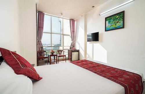 Tan Binh Hotel | Collection O Dinh Dinh Hotel - Near Tan Son Nhat Airport