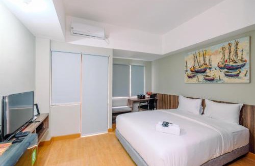 Duren Sawit Apartment | Comfortable Pool View Studio Room at Gateway Park LRT City Jatibening Apartment By Travelio