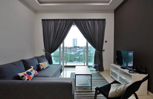 Central District Apartment | Comfy 2BR TriTower Suite Near JB CIQ, JBCC & Capri