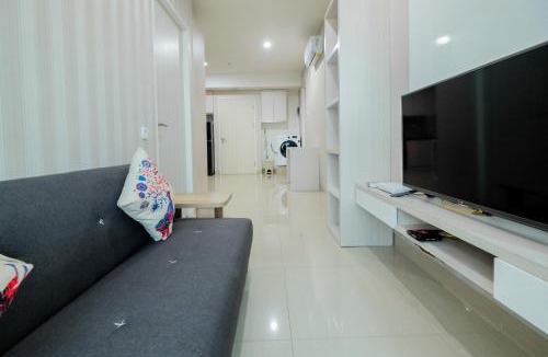 Bekasi Barat Apartment | Comfy and Modern 2BR Grand Kamala Lagoon Apartment By Travelio