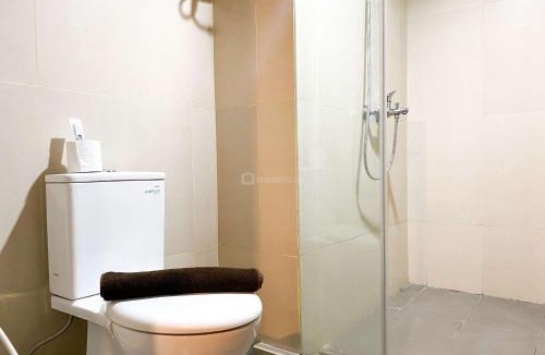 Duren Sawit Apartment | Comfy and Modern Look 1BR Gateway Park LRT City Jatibening Apartment By Travelio