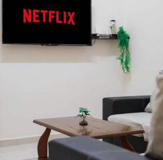 Asam Kumbang House | Comfy Family 4BR Terrace House 9 Pax with Free Netflix & WiFi