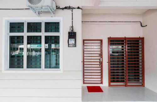 Asam Kumbang House | Comfy Family 4BR Terrace House 9 Pax with Free Netflix & WiFi