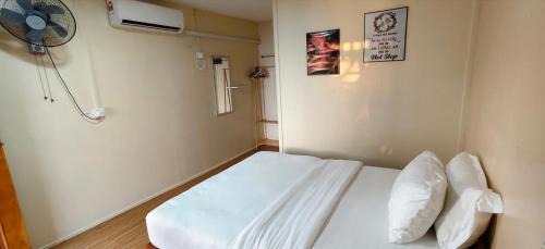 Tioman Island House | CORAL BEACH room & cafe