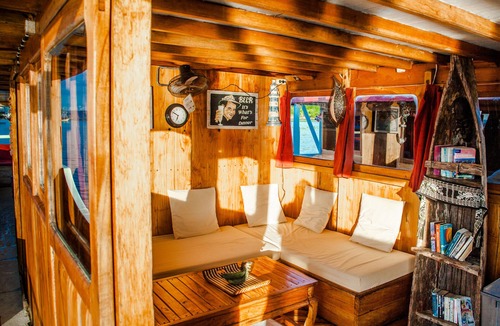 Labuan Bajo Boat Rental | Cosy liveaboard with AC for small groups, Komodo National Park
