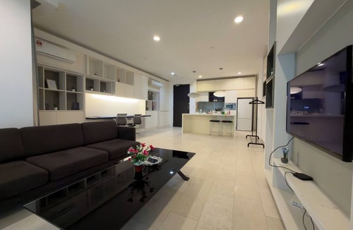 Golden Triangle Apartment | Cozy 1-bedroom apartment in fabulous Kuala Lumpur with AC