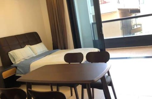 Mont Kiara Apartment | Cozy Arcoris Mont Kiara with 2 Queen Beds