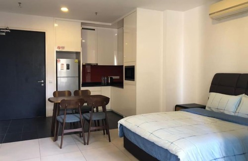 Mont Kiara Apartment | Cozy Arcoris Mont Kiara with 2 Queen Beds